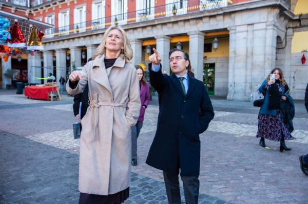La ministra de Exteriores de Islandia con su colega español en la Plaza Mayor de Madrid el pasado diciembre./ Foto: MAEC