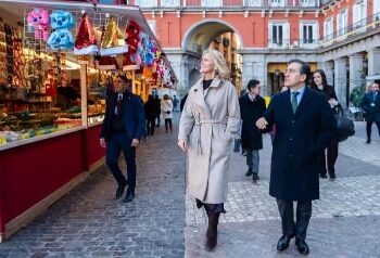 Iceland's Foreign Minister with her Spanish counterpart in Madrid's Plaza Mayor last December. / Photo: MAEC
