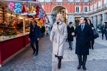 Iceland's Foreign Minister with her Spanish counterpart in Madrid's Plaza Mayor last December. / Photo: MAEC