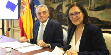 El embajador de Italia, Giuseppe Buccino Grimaldi, junto a la directora del Centro de Estudios Políticos y Constitucionales (CEPC), Rosario García Mahamut. Foto: Cortesía de la Embajada de Italia
