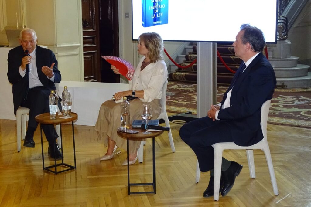 Josep Borrell y Javier Cremades, durante la presentación, moderados por María Rey./ Fotos: Embajada de Italia