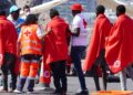 Red Cross workers help migrants at the port of Arguineguín. / Photo: Canary4stock / iStock