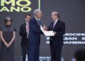 CEIB's Permanent Secretary, Narciso Casado, presents the award to the President of Honduras, Nasry Asfura. / Photos: Courtesy of CEIB