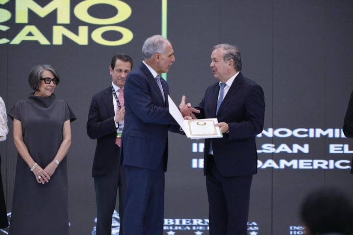 CEIB's Permanent Secretary, Narciso Casado, presents the award to the President of Honduras, Nasry Asfura. / Photos: Courtesy of CEIB