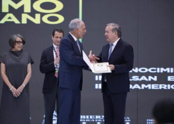 El secretario permanente de CEIB, Narciso Casado, entrega el premio al presidente de Honduras, Nasry Asfura./ Fotos: Cortesía de CEIB