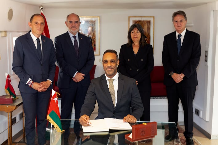 The Ambassador of Oman, Thamir Al Alawi, signs the consulate's register in the presence of the Deputy Government Delegate, José Crespín; the Catalan Government Minister, Jaume Duch; the Dean of the Consular Corps of Barcelona, Rosana Surballe; and the new Honorary Consul, Pablo Caralps. / Photos: Courtesy of the Embassy of Oman