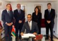 El embajador de Omán, Thamir Al Alawi, firma en el libro de registro del consulado en presencia del subdelegado del Gobierno, José Crespín; el conseller de la Generalitat, Jaume Duch; la decana del Cuerpo Consular de Barcelona, Rosana Surballe, y el nuevo cónsul honorario, Pablo Caralps./ Fotos: Cortesía de la Embajada de Omán