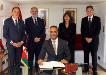 El embajador de Omán, Thamir Al Alawi, firma en el libro de registro del consulado en presencia del subdelegado del Gobierno, José Crespín; el conseller de la Generalitat, Jaume Duch; la decana del Cuerpo Consular de Barcelona, Rosana Surballe, y el nuevo cónsul honorario, Pablo Caralps./ Fotos: Cortesía de la Embajada de Omán
