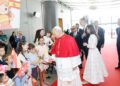 El papa saluda a un grupo de niños a su llegada al aeropuerto de Barajas./ Foto: Casa de SM el Rey