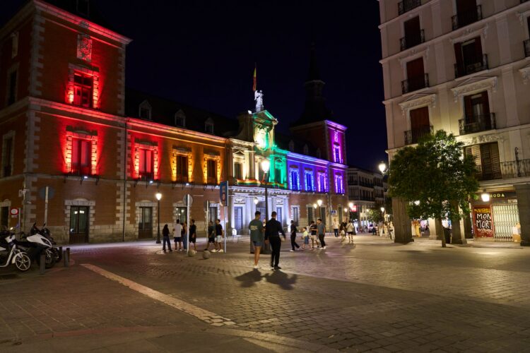 El Palacio de Santa Cruz, iluminado con los colores de la bandera arcoiris./ Foto: MAEC