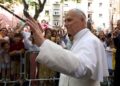 Leo XIV greets a group of the faithful during his morning procession./ Photo: Archdiocese of Barcelona