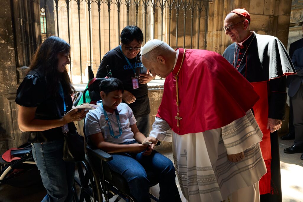 León XIV con un joven discapacitado y su familia en la Catedral de la Santa Creu i Santa Eulàlia./ Fotos: Basílica de la Sagrada Familia/Pep Daude