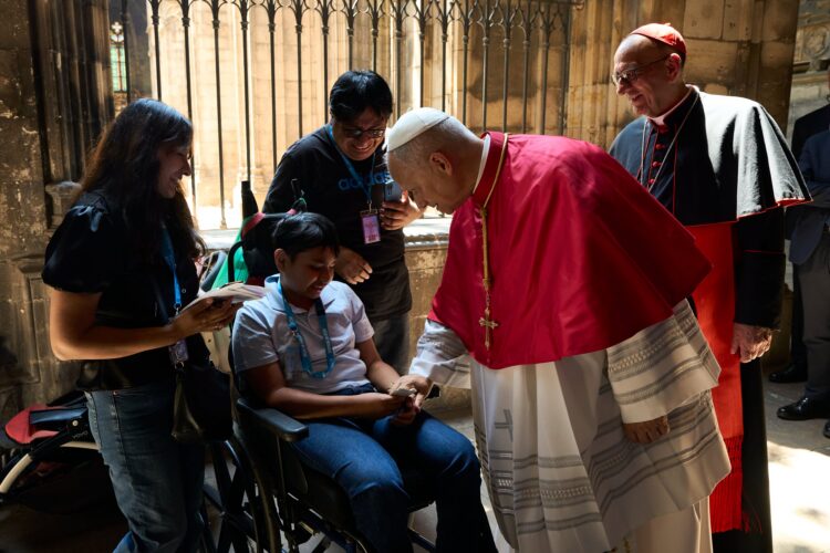 León XIV con un joven discapacitado y su familia en la Catedral de la Santa Creu i Santa Eulàlia./ Fotos: Basílica de la Sagrada Familia/Pep Daude