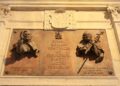 Esculturas conmemorativas de las visitas del Papa Juan Pablo II y del Papa Benedicto XVI en Santiago de Compostela./ Foto: leodaphne via IStock