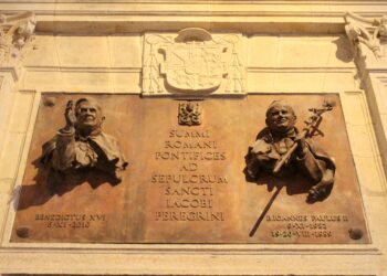 Esculturas conmemorativas de las visitas del Papa Juan Pablo II y del Papa Benedicto XVI en Santiago de Compostela./ Foto: leodaphne via IStock