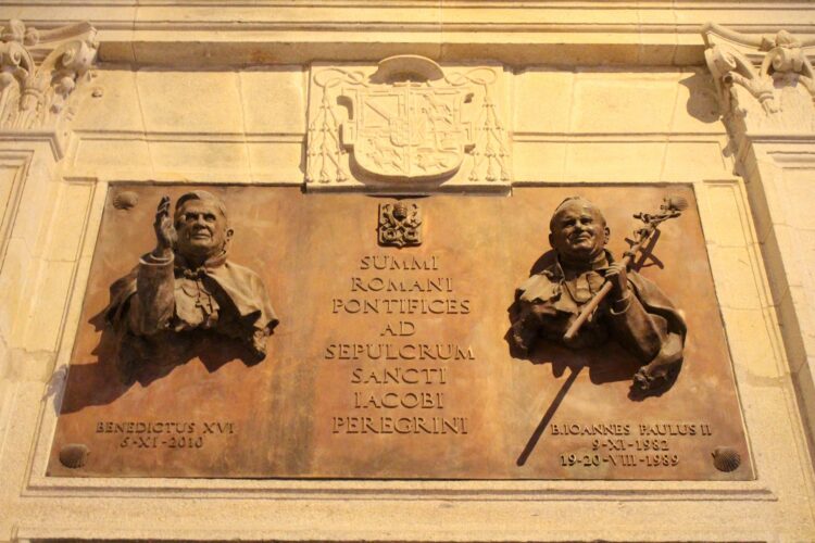 Esculturas conmemorativas de las visitas del Papa Juan Pablo II y del Papa Benedicto XVI en Santiago de Compostela./ Foto: leodaphne via IStock