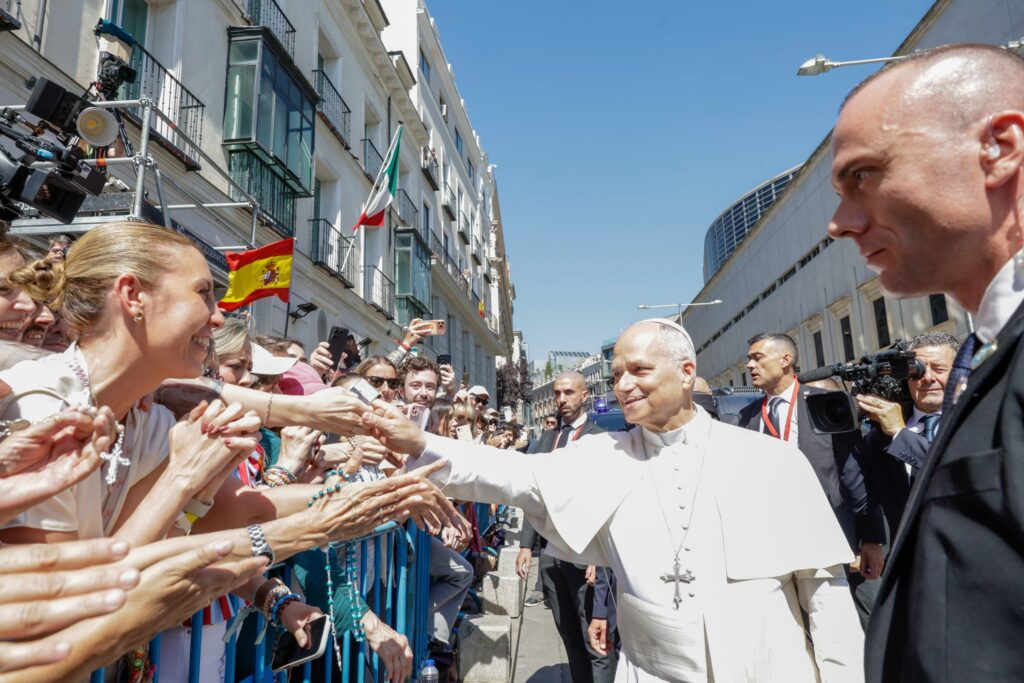 El papa saluda a las personas congregadas a la salida de Congreso.