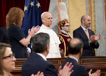 The entire Congress applauds the Pope after he finishes his speech. / Photos: Congress