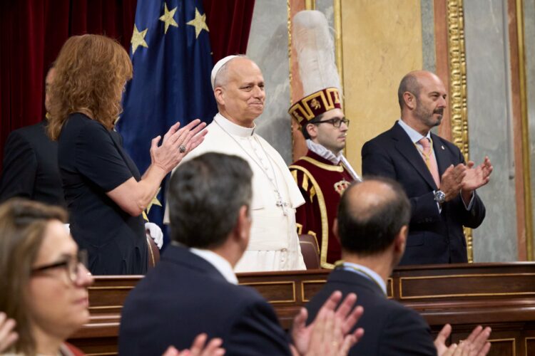 The entire Congress applauds the Pope after he finishes his speech. / Photos: Congress