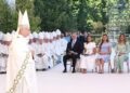 El papa, durante la misa que celebró ayer en Madrid, con la Familia Real al fondo./ Foto: Casa de SM el Rey
