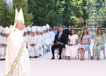 The Pope, during the Mass he celebrated yesterday in Madrid, with the Royal Family in the background./ Photo: Casa de SM el Rey