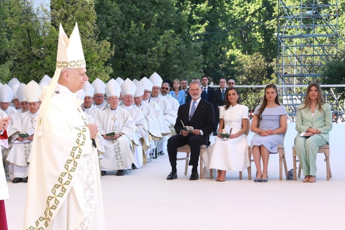 El papa, durante la misa que celebró ayer en Madrid, con la Familia Real al fondo./ Foto: Casa de SM el Rey