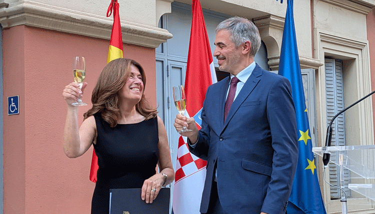 La embajadora de Croacia, Nives Malenica, y el secretario de Estado para la Unión Europea, Fernando Sampedro, brindaron durante la recepción por el futuro de las relaciones entre Croacia y España. /Fotos: JDL