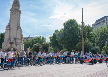 About 45 people, including diplomats from the representations in Madrid and representatives of the City Council of Madrid, celebrated the Bicycle Day 2026 through the streets of Madrid /Photo: EMT