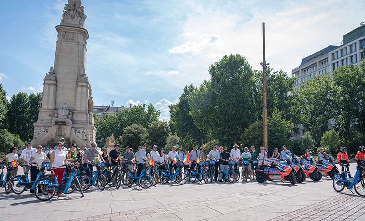 Unas 45 personas, entre diplomáticos de las representaciones en Madrid y representantes del Ayuntamiento de Madrid, celebraron el Día de la Bicicleta 2026 por las calles de Madrid /Foto: EMT