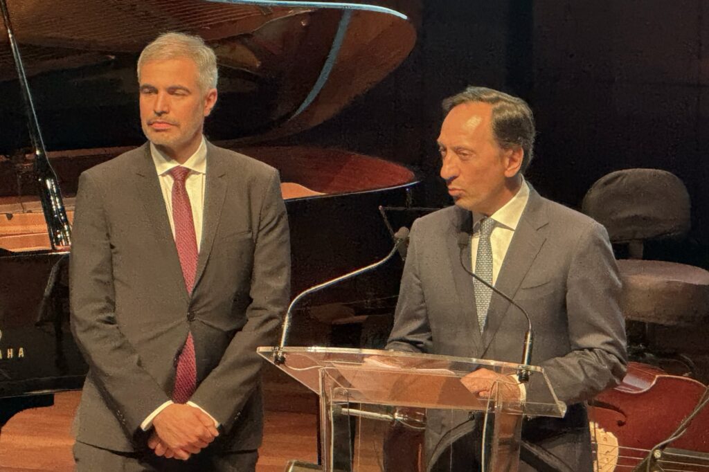 Ambassador José Augusto Duarte, during his speech, accompanied by the Secretary of State for the EU, Fernando Sampedro./ Photos: AR