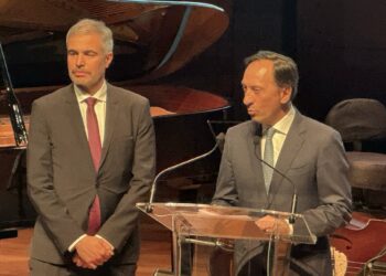 Ambassador José Augusto Duarte, during his speech, accompanied by the Secretary of State for the EU, Fernando Sampedro./ Photos: AR