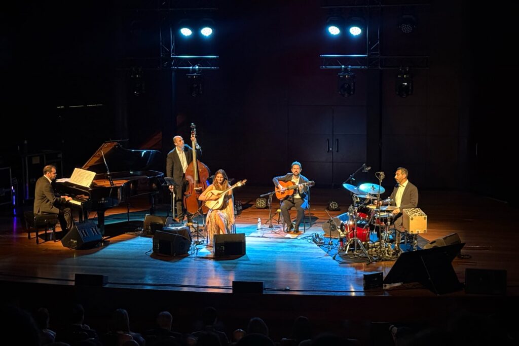 Un momento de la actuación de la guitarrista portuguesa Marta Pereira da Costa y su quinteto.