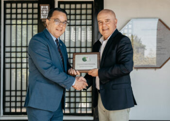 The ambassador of Honduras, Marlon Brevé (left), together with the president and CEO of LG Spain, Jaime de Jaraíz. /Photo: Embassy of Honduras
