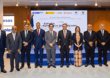 The Dominican ambassador, Tony Raful, in the center of the image, accompanied by the Dominican and Spanish authorities. /Photo: Courtesy of the Dominican Embassy