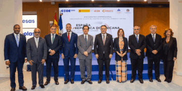 The Dominican ambassador, Tony Raful, in the center of the image, accompanied by the Dominican and Spanish authorities. /Photo: Courtesy of the Dominican Embassy