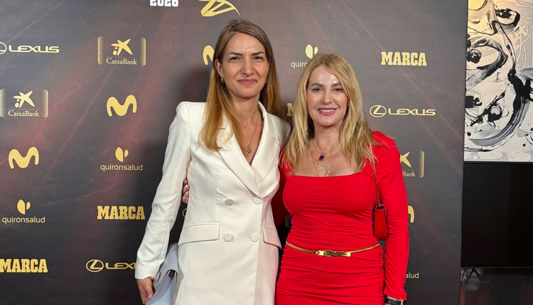 La encargada de Negocios a.i. de la misión, Raluca Mihăilă, junto a la legendaria ex gimnasta Nadia Comăneci. /Fotos: MARCA