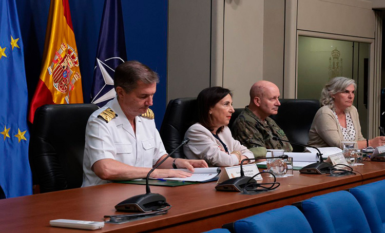 La ministra Margarita Robles durante la videoconferencia mantenida con el destacamento de las Fuerzas Armadas en Eslovaquia