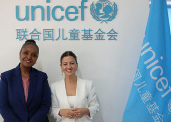 La ministra de Juventud e Infancia, Sira Rego, junto con el representante de UNICEF en China, Amakobe Sande.
