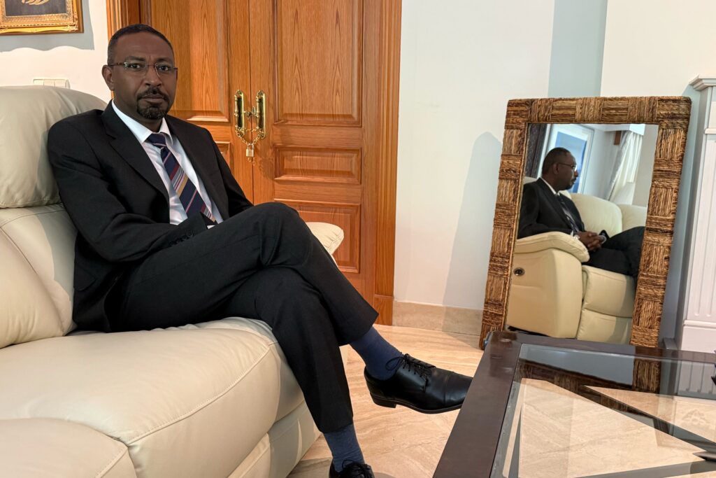 Amgad Fareid Eltayeb, asesor del presidente de Sudán, durante la entrevista./ Foto: AR