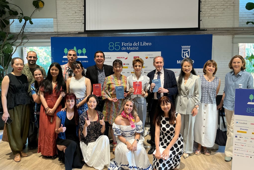 Los escritores y académicos participantes.