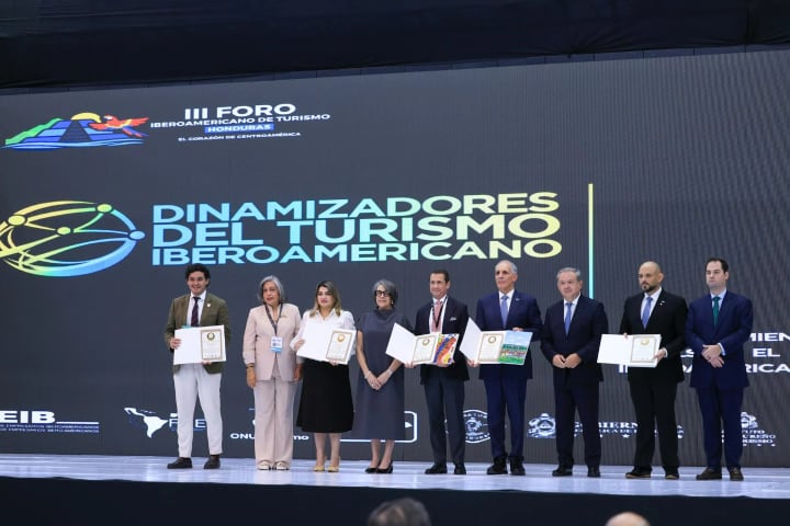 Los premiados posan para la foto.