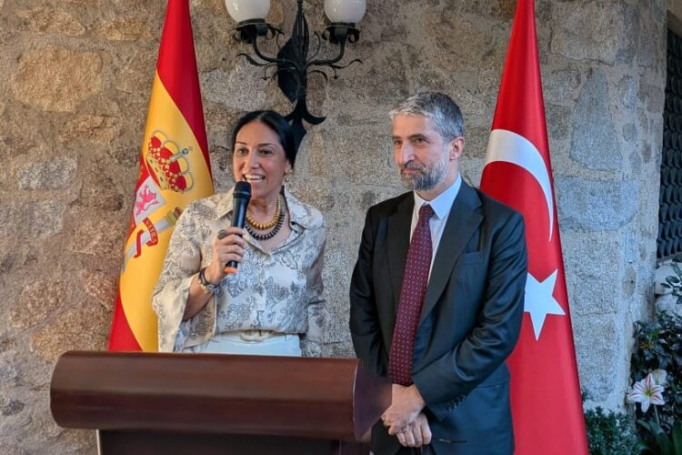 Ambassador Nüket Ezberci presents the president of TÜSIAD, Ozan Diren./ Photo: JDL