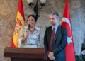 La embajadora Nüket Ezberci, presenta al presidente de TÜSIAD, Ozan Diren./ Foto: JDL