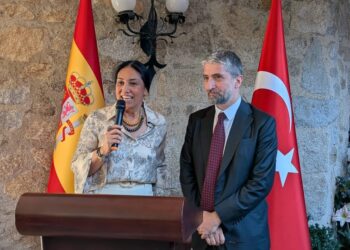 La embajadora Nüket Ezberci, presenta al presidente de TÜSIAD, Ozan Diren./ Foto: JDL