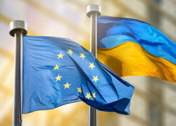 European Union and Ukraine flags./ Photo: IStock