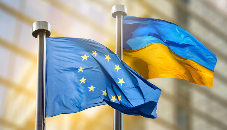 European Union and Ukraine flags./ Photo: IStock