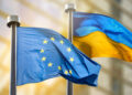 Banderas de la Unión Europea y Ucrania./ Foto: IStock