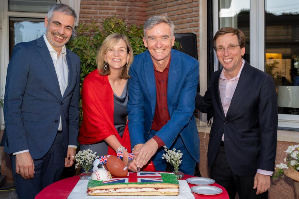 De izquierda a derecha, Fernando Sampedro, Lilian Greenwood, el embajador Alex Ellis y José Luis Martínez Almeida cortan la tarta conmemorativa del cumpleaños del rey Carlos III./ Fotos: Cortesía de la Embajada del Reino Unido