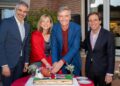 De izquierda a derecha, Fernando Sampedro, Lilian Greenwood, el embajador Alex Ellis y José Luis Martínez Almeida cortan la tarta conmemorativa del cumpleaños del rey Carlos III./ Fotos: Cortesía de la Embajada del Reino Unido
