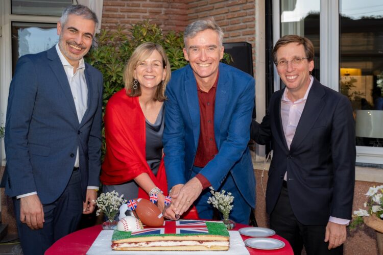De izquierda a derecha, Fernando Sampedro, Lilian Greenwood, el embajador Alex Ellis y José Luis Martínez Almeida cortan la tarta conmemorativa del cumpleaños del rey Carlos III./ Fotos: Cortesía de la Embajada del Reino Unido